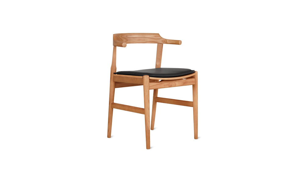 Silla de comedor Tuck In con cojín negro, roble teñido