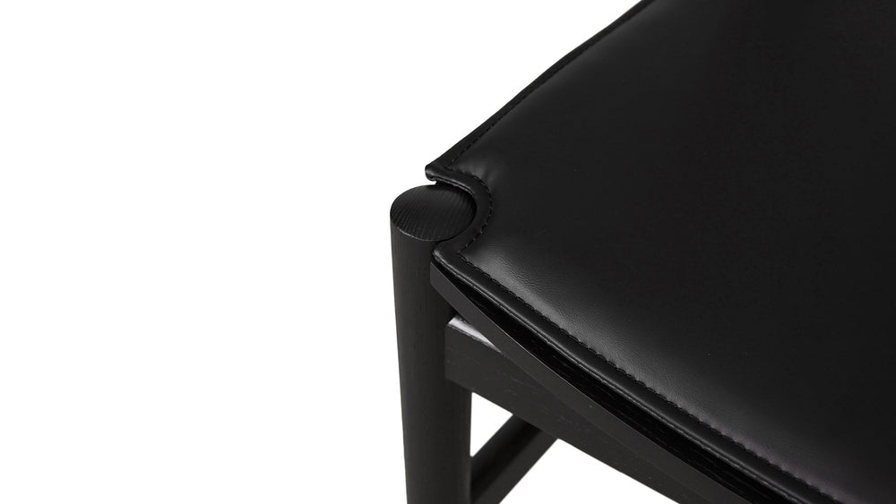 Silla de comedor Tuck In con cojín negro, fresno negro