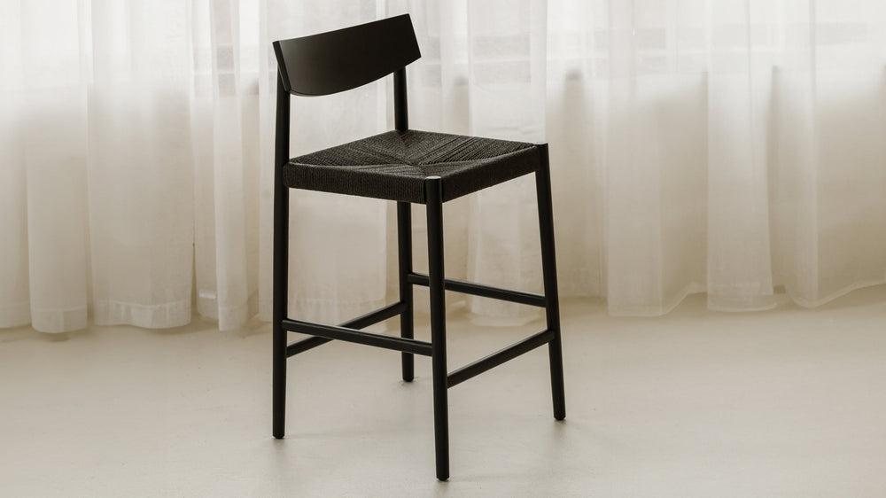 Banqueta de mostrador Dinner Guest, roble negro/ asiento de papercord negro