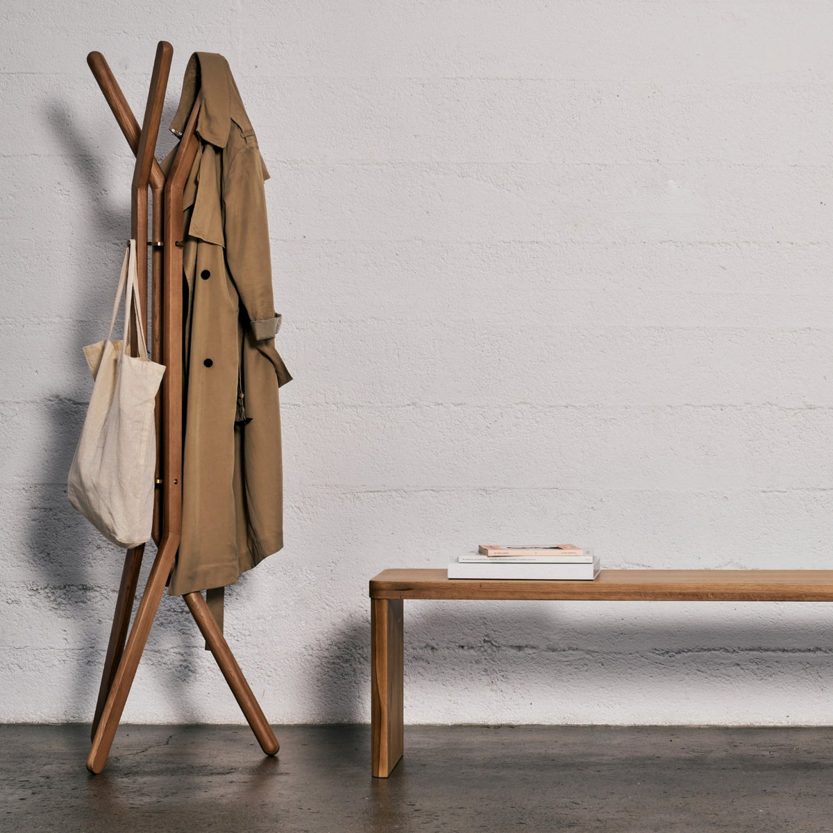 Perchero Unwind, roble teñido