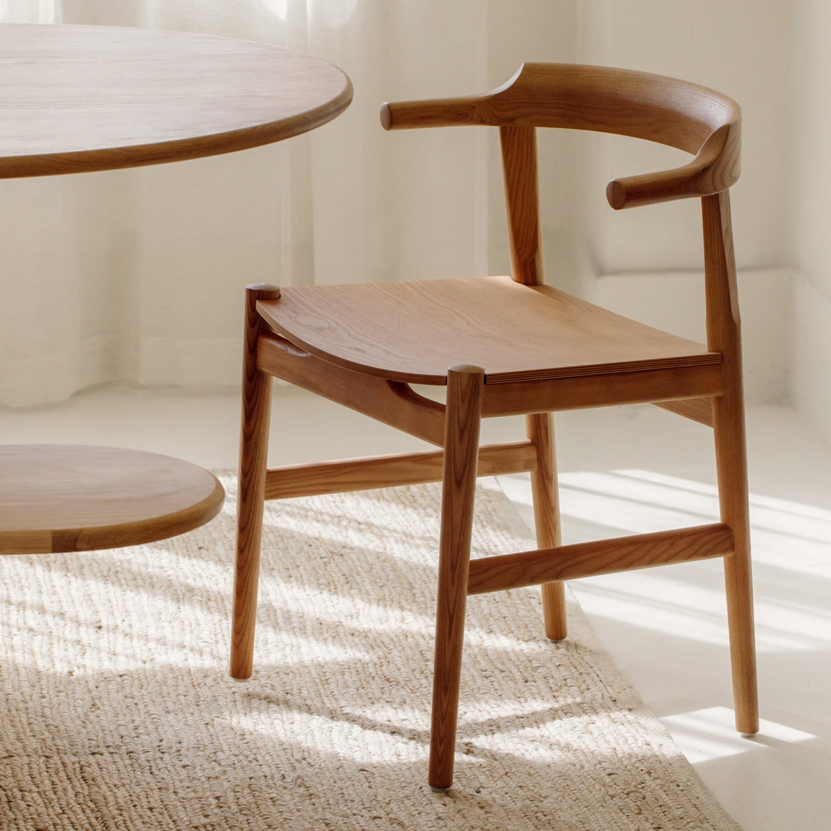 Silla de comedor Tuck In, asiento de madera, roble teñido