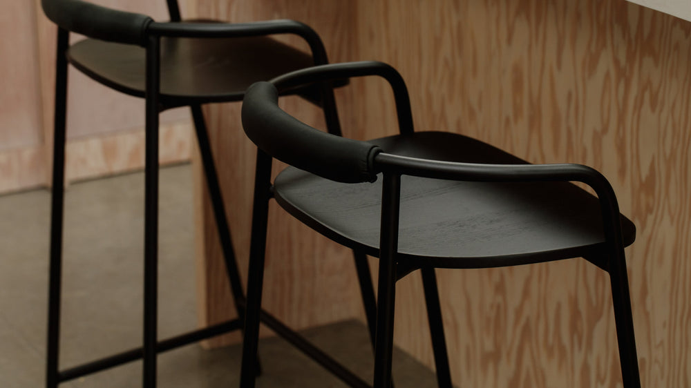 Banqueta de altura para mostrador — negra