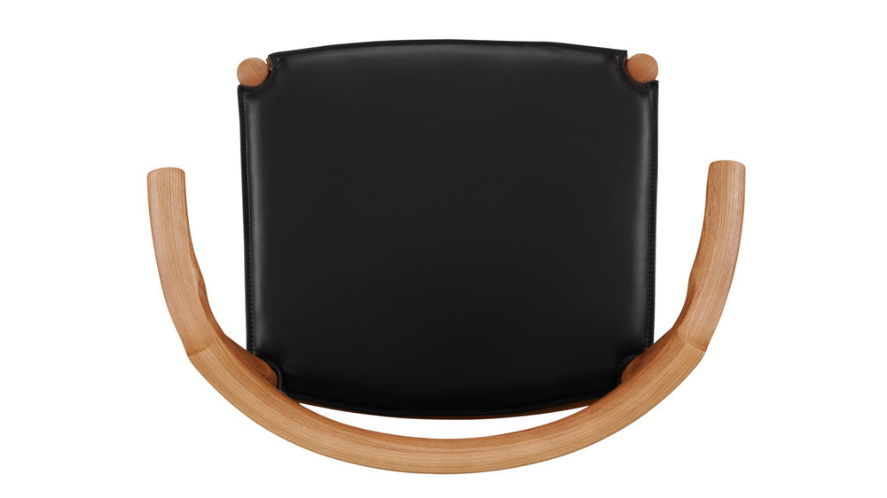 Silla de comedor Tuck In con cojín negro, roble teñido