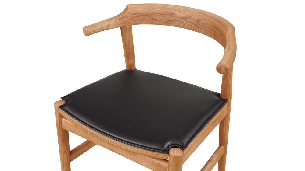 Silla de comedor Tuck In con cojín negro, roble teñido