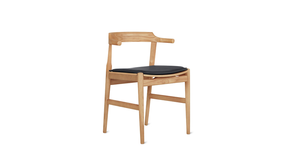 Silla de comedor Tuck In con cojín negro, roble teñido