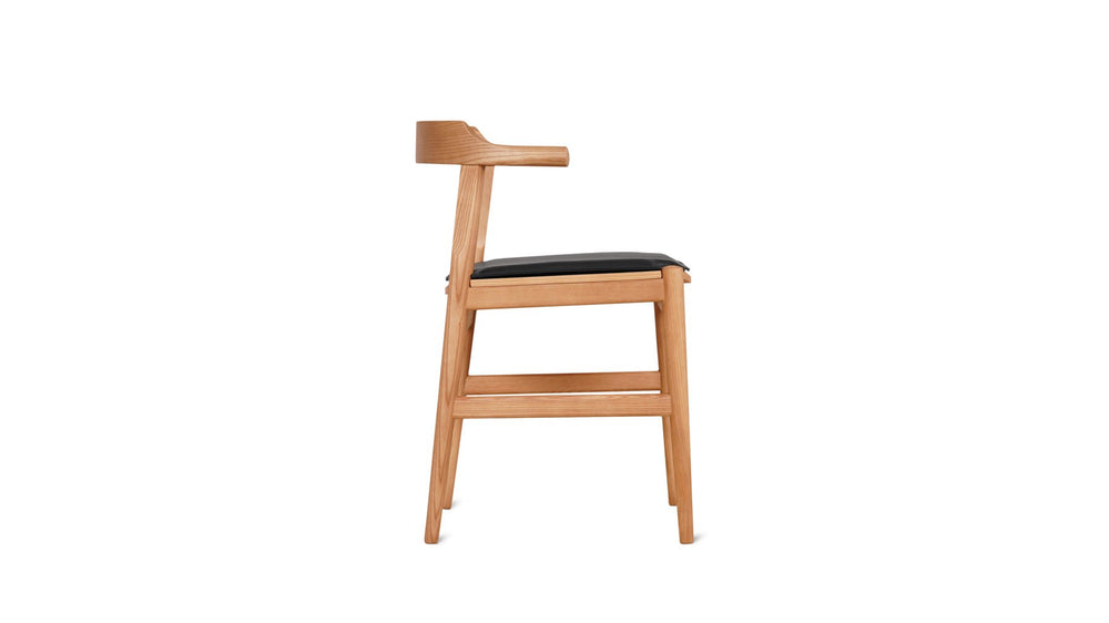 Silla de comedor Tuck In con cojín negro, roble teñido