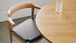 Silla de comedor Tuck In con cojín negro, roble teñido
