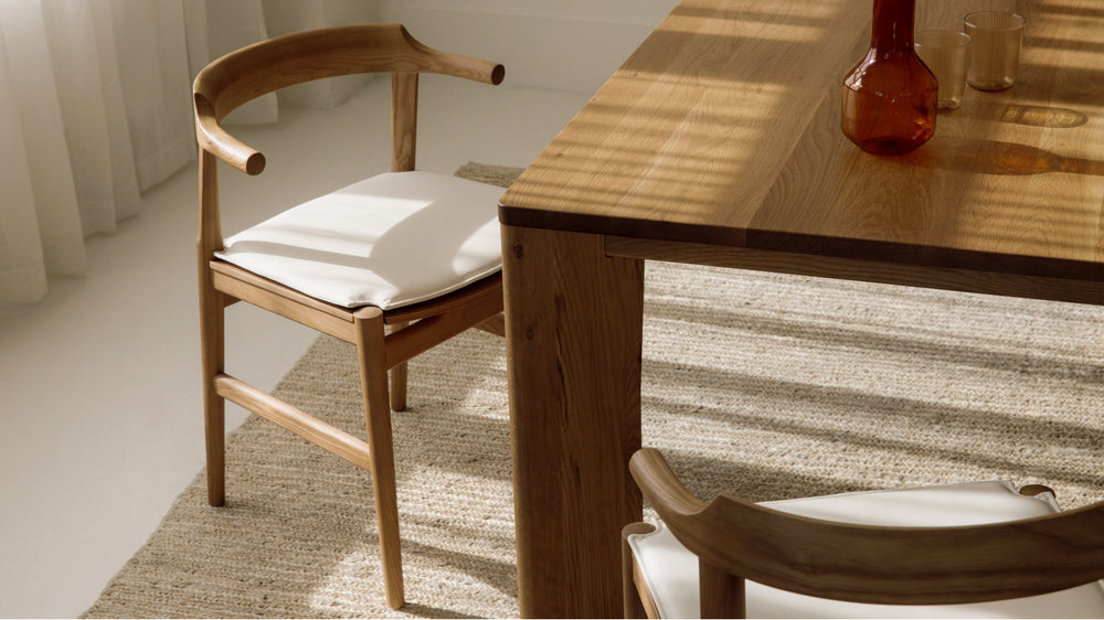 Silla de comedor Tuck In con cojín negro, roble teñido