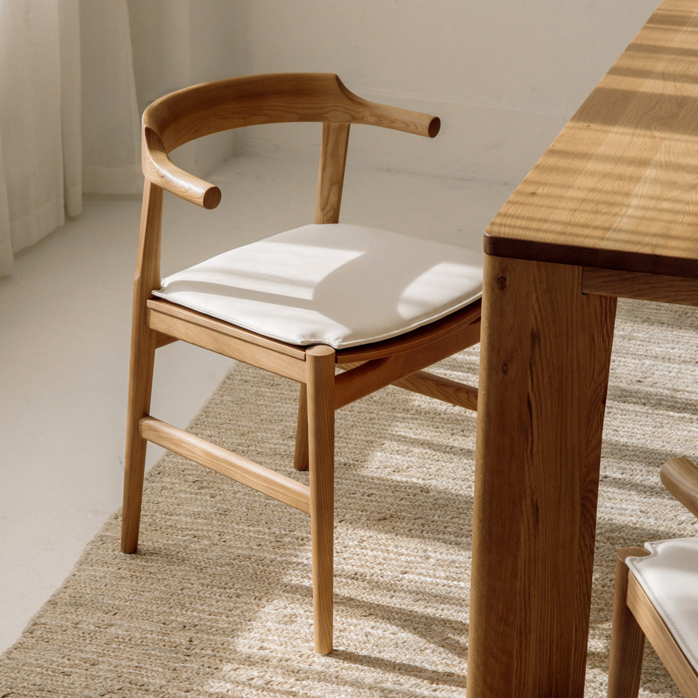 Silla de comedor Tuck In con cojín negro, roble teñido