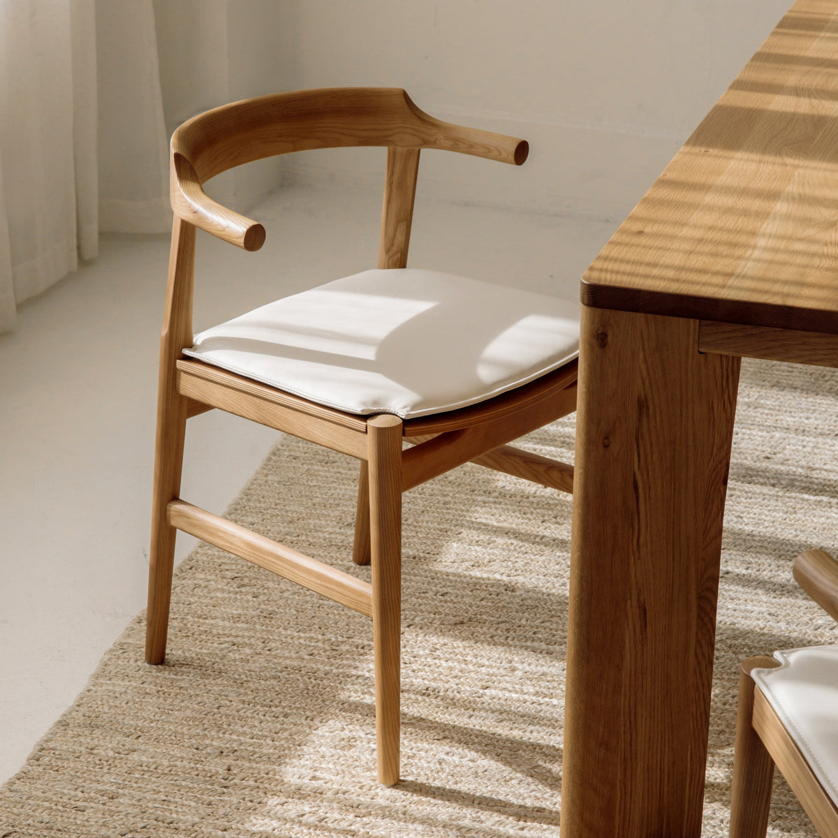 Silla de comedor Tuck In con cojín negro, roble teñido