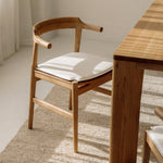 Silla de comedor Tuck In con cojín negro, roble teñido
