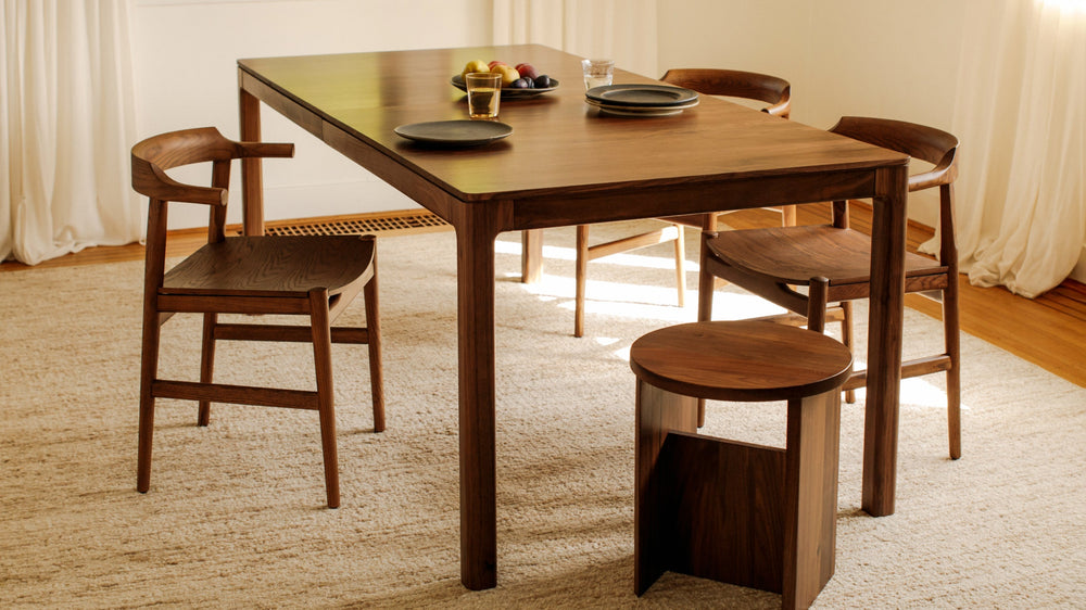 Silla de comedor Tuck In, asiento de madera, nogal teñido