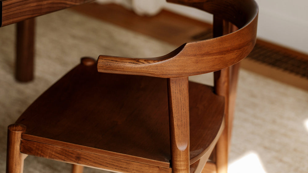 Silla de comedor Tuck In, asiento de madera, nogal teñido