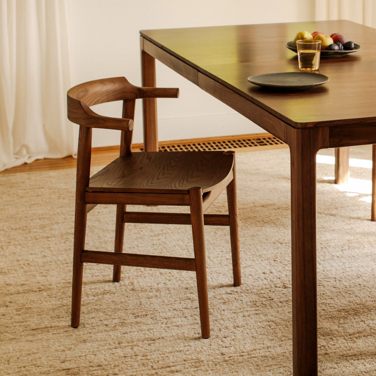 Silla de comedor Tuck In, asiento de madera, nogal teñido