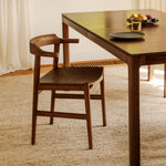 Silla de comedor Tuck In, asiento de madera, nogal teñido