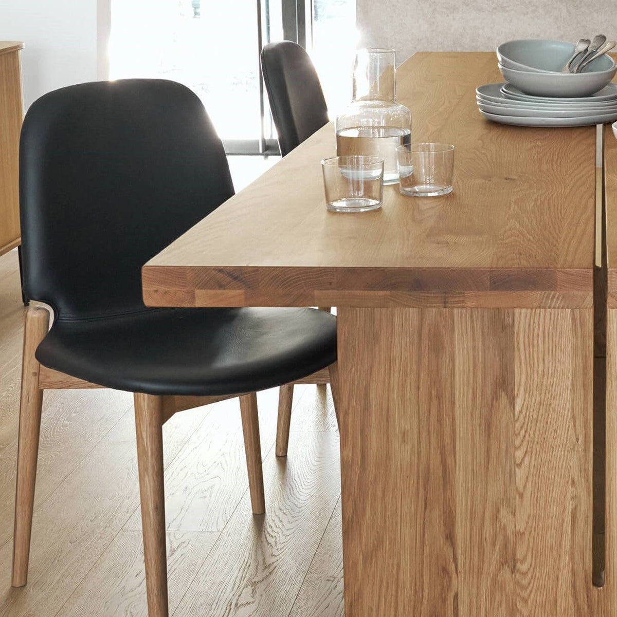 Silla de comedor Dine In (juego de dos), roble/cuero negro