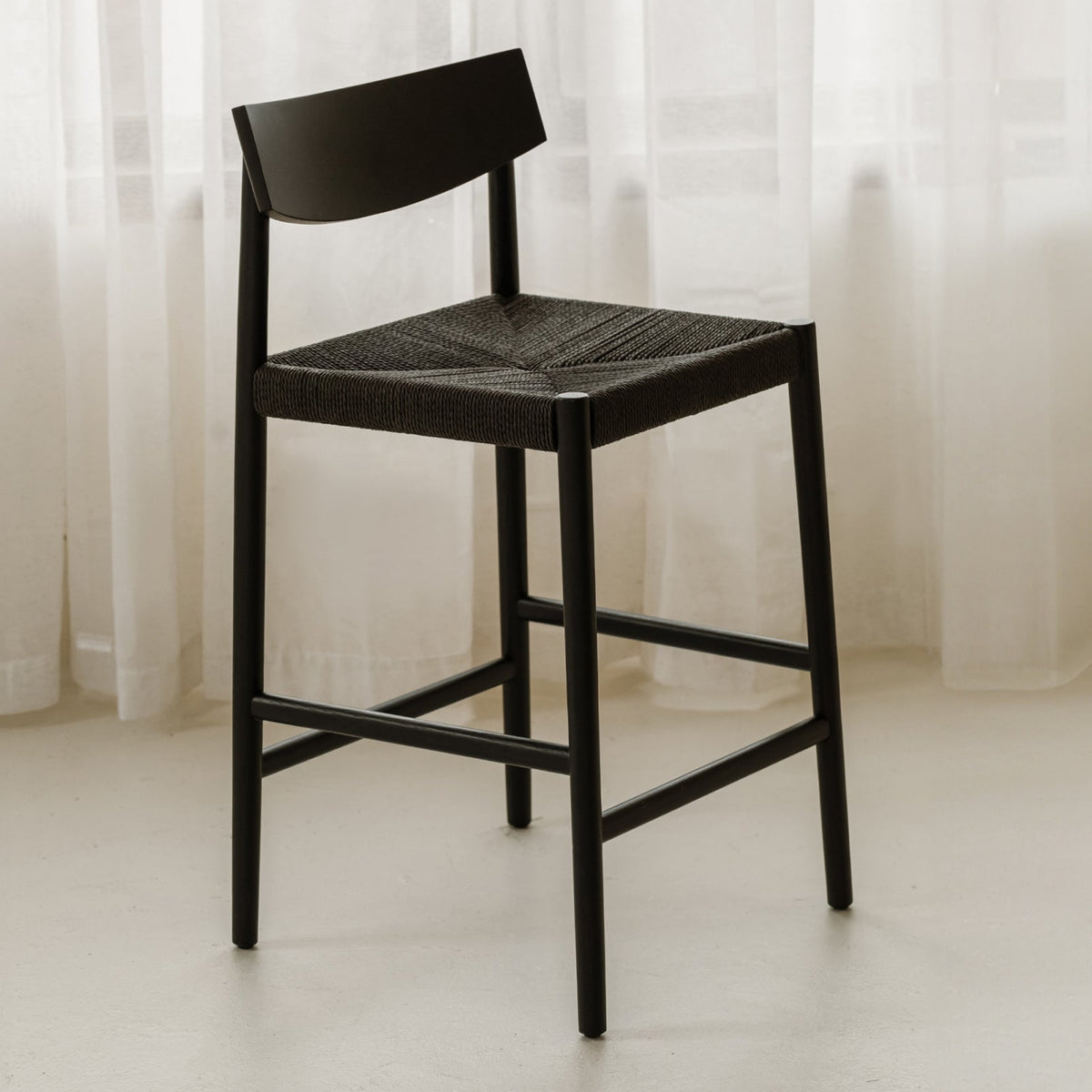 Banqueta de mostrador Dinner Guest, roble negro/ asiento de papercord negro