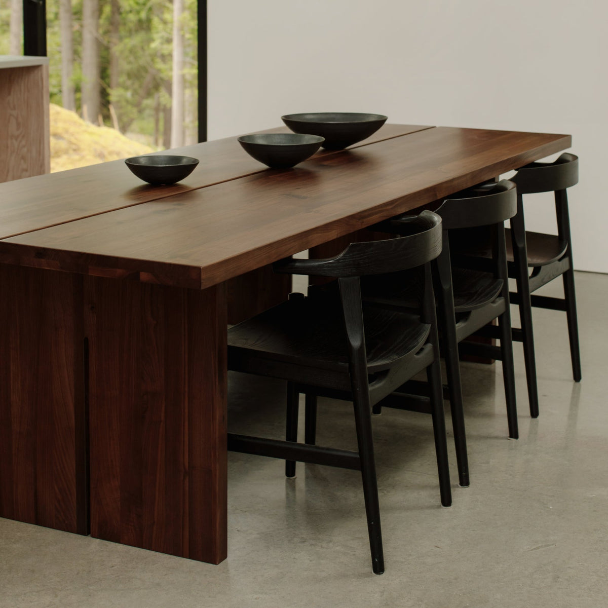 Mesa de comedor Plane, capacidad para 8–10 personas, nogal americano