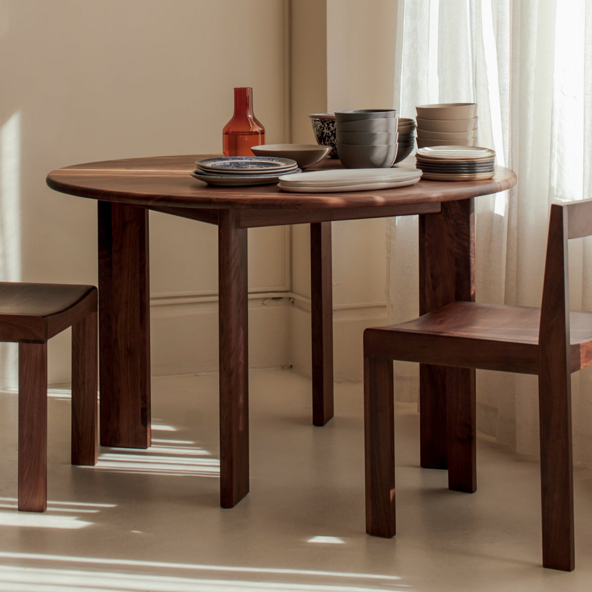 Mesa de comedor redonda Frame, para 4 a 5 personas, nogal americano