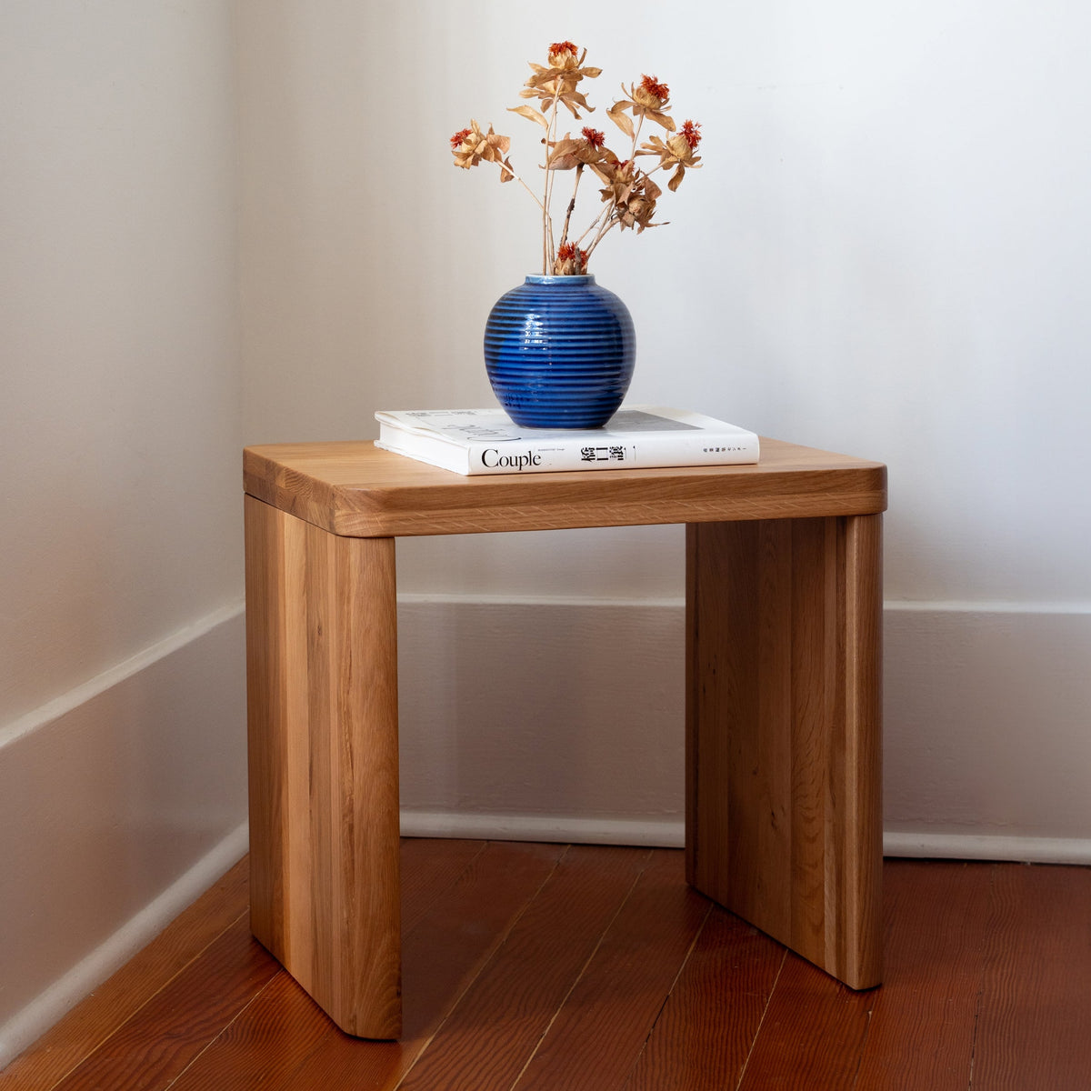 Mesa auxiliar Form, roble